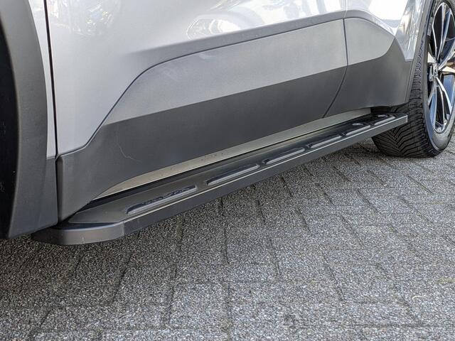 Toyota C-HR 1.8 Hybrid 140 First Edition | Treeplanken | Trekhaak | All-Season | 360 cam. | Dodehoek | Elek. achterklep | PDC V+A | Prisma-LED