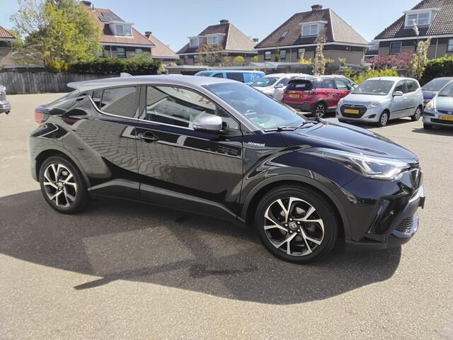 Toyota C-HR 2.0 Hybrid First Edition two tone