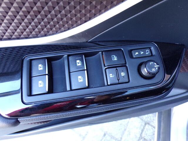 Toyota C-HR 1.8 Hybrid Executive Leder Stoel/stuurverwarming Camera Supernette auto!