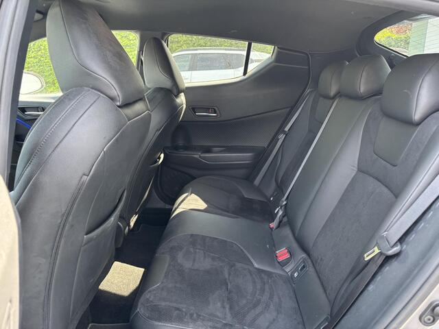Toyota C-HR 2.0 Hybrid Dynamic | Trekhaak | Navigatie | Stoelverwarming |