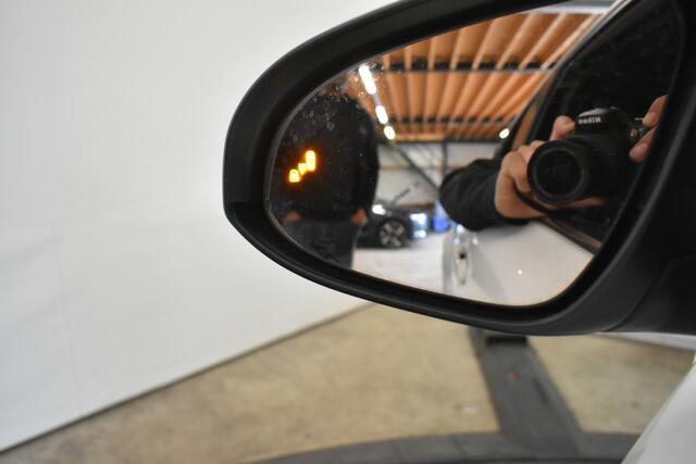 Toyota C-HR 1.8 Hybrid Style JBL Sount Camera Dhoek Stoel+Stuurverwarming Dealer onderhouden