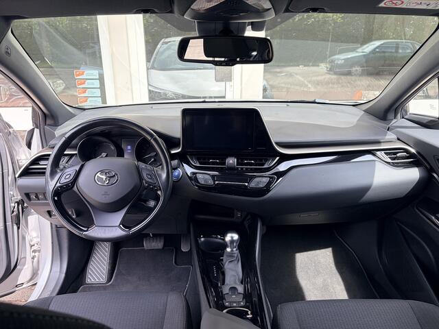 Toyota C-HR 1.8 Hybrid Style Verw. voorstoelen/Cuisecontr. adapief/Keyless entry+Start/Dodehoek detectie/Autom. Airco/Parkeer Assistent+Sensoren V+A/Navi Full map/Audio instal. Premium
