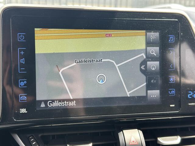 Toyota C-HR 1.8 Hybrid Executive / Navigatie / Adaptieve Cruise control / Achteruitrijcamera / Stoelverwarming /