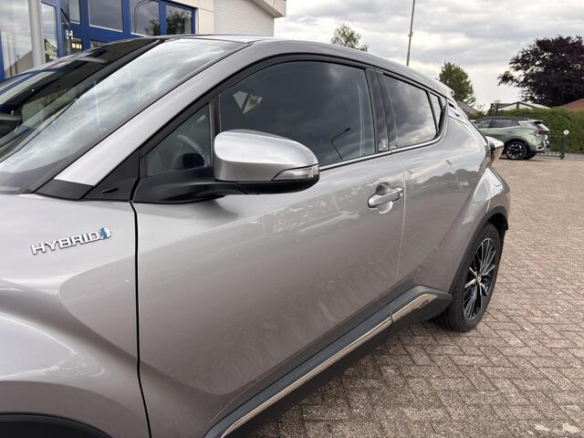 Toyota C-HR 1.8 Hybrid Executive Adaptieve Cruise Control, Navigatie, Achteruitrij Camera, Dodehoek herkenning, 18 INCH, Parkeersensoren voor en achter, Privacy Glass.