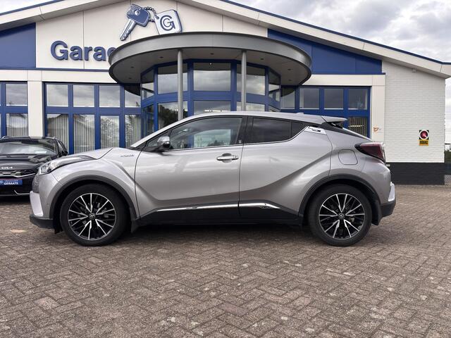Toyota C-HR 1.8 Hybrid Executive Adaptieve Cruise Control, Navigatie, Achteruitrij Camera, Dodehoek herkenning, 18 INCH, Parkeersensoren voor en achter, Privacy Glass.