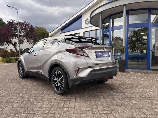 Toyota C-HR 1.8 Hybrid Executive Adaptieve Cruise Control, Navigatie, Achteruitrij Camera, Dodehoek herkenning, 18 INCH, Parkeersensoren voor en achter, Privacy Glass.
