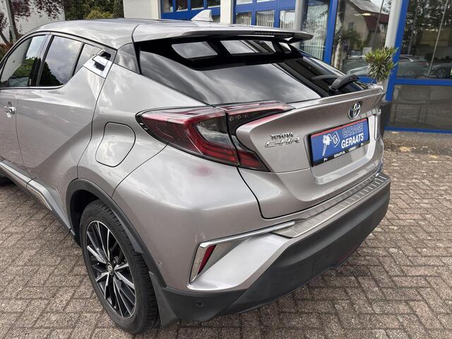 Toyota C-HR 1.8 Hybrid Executive Adaptieve Cruise Control, Navigatie, Achteruitrij Camera, Dodehoek herkenning, 18 INCH, Parkeersensoren voor en achter, Privacy Glass.