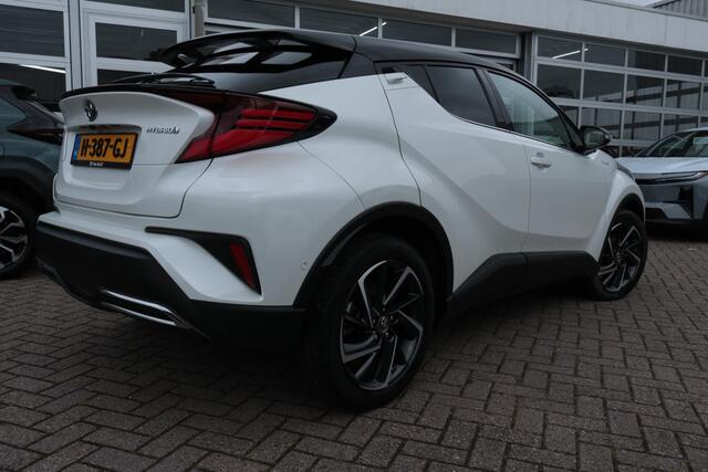 Toyota C-HR 2.0 Hybrid Bi-Tone, JBL Audio, Blindspot, Stoelverwarming, Navi, Achteruitrij camera, automatische inklapbare zij spiegels