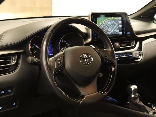 Toyota C-HR 1.8 Hybrid Executive Ultimate - AFNEEMBARE TREKHAAK (TREKGEWICHT 725 KG GEREMD) - ADAPTIEVE CRUISE CONTROL - DODEHOEKDETECTIE - CAMERA - KEYLESS ENTRY/START - EXTRA GETINT GLAS - NAVIGATIE FULL MAP - STUURWIELVERWARMING - VOORSTOELEN VERWARMD - JBL PREMIU
