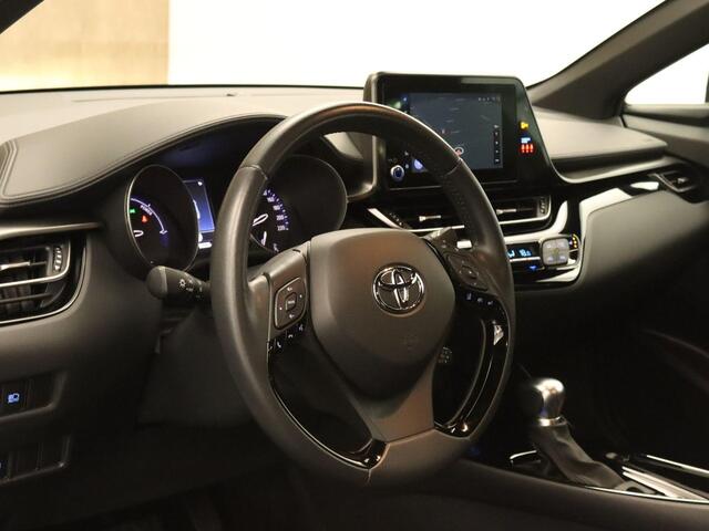 Toyota C-HR 1.8 Hybrid Style - ORIGINEEL NEDERLANDSE AUTO - CRUISE CONTROL ADAPTIEF - PARKEERSENSOREN VOOR + ACHTER - DODEHOEKDETECTIE - LICHTMETALEN VELGEN 18 INCH - NAVIGATIE FULL MAP - STOELVERWARMING VOORZIJDE - EXTRA GETINT GLAS