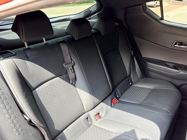 Toyota C-HR 2.0 Hybrid Launch Edition 32.000 K.M. Two Tone/Lederen bekl./Cruise contr. adapt./Dode hoek detect./Elektr. verstb. stoel/Autom. airco/JBL Audio Premium/Verw. inklpb. buitensp./Navigatie full Map/ Keyless entry+Start/LM 18 Inch