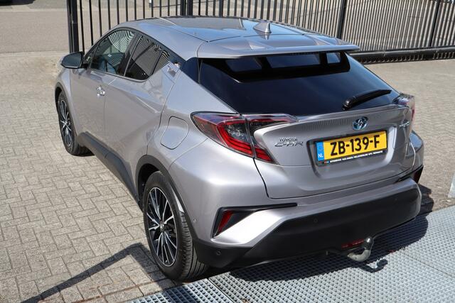Toyota C-HR 1.8 Hybrid Dynamic Stoelverwarming/Achteruitrijcamera/Dodehoek assistent/Navigatie/DAB/Bluetooth/Climate control/18 inch Licht metaal