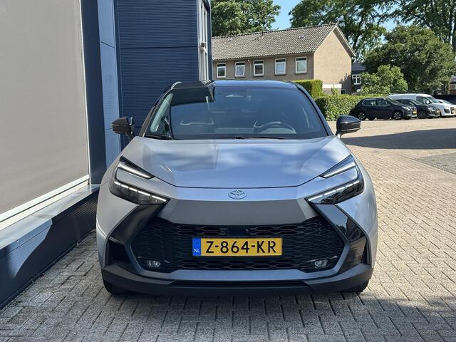 Toyota C-HR 1.8 Hybrid 140 PK Executive | Meest Complete Uitvoering | Origineel NL- Auto met slechts 18.800 KM | Next Gen. Pack | Panoramadak | Navigatie | JBL Audio | Elektrische Kofferklep | Head Up Display | LED Verlichting | Elektrische Stoel Verstelling met Gehe