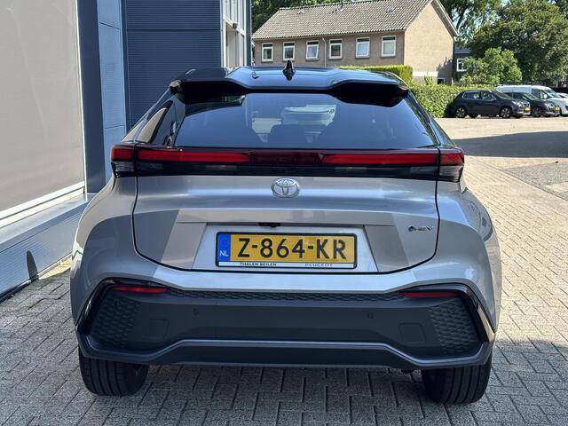 Toyota C-HR 1.8 Hybrid 140 PK Executive | Meest Complete Uitvoering | Origineel NL- Auto met slechts 18.800 KM | Next Gen. Pack | Panoramadak | Navigatie | JBL Audio | Elektrische Kofferklep | Head Up Display | LED Verlichting | Elektrische Stoel Verstelling met Gehe