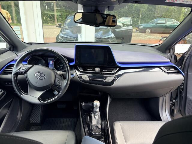 Toyota C-HR 1.8 Hybrid Style Lederen bekleding/Autom. airco/Audio Primium/Verw. buitenspieg./Cruise contr. adapt./Dode hoek detectie/Navi Full map/Parkeersens. v.+a./Verw. voorstoelen/L/M 18 Inch