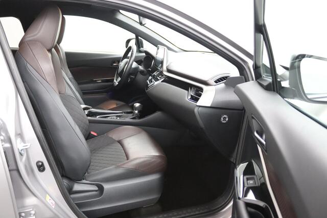 Toyota C-HR 1.8 Hybrid Executive | Kunst Lederen Bekleding | Keyless Entry | Parkeersensoren en Camera | Navigatie | Licht en regensensor |