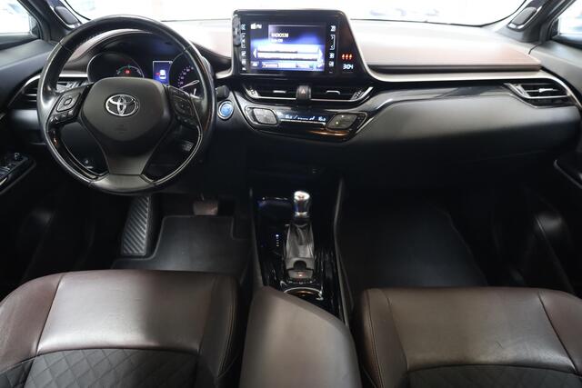 Toyota C-HR 1.8 Hybrid Bi-Tone TREKHAAK LEER STOEL/STUURVERW. CAMERA NAVI ACC CLIMA PDC 18''LMV NAP DEALERONDH.