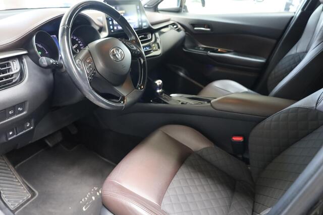 Toyota C-HR 1.8 Hybrid Bi-Tone TREKHAAK LEER STOEL/STUURVERW. CAMERA NAVI ACC CLIMA PDC 18''LMV NAP DEALERONDH.
