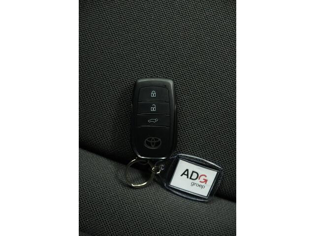 Toyota C-HR First Edition 77 kWh | Adaptive Cruise Control | Achteruitrijcamera| Stuur- en Stoelverwarming | 20 inch Velgen |