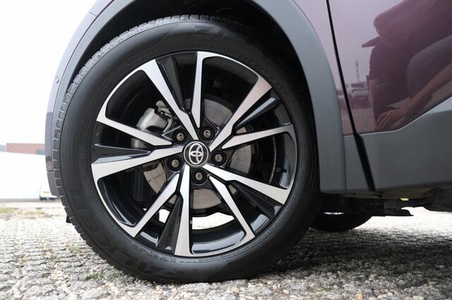 Toyota C-HR 1.8 Hybrid 140 First Edition Automaat | Adaptive High Beam System (AHS) | Parkeer- & manoeuvreerhulp d.m.v. sensoren met remfunctie voor objecten, voertuigen én voetgangers | Panoramic View Monitor;
