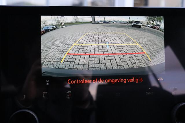 Toyota C-HR First Edition 77 kWh, Inruilpremie ¤2.500,- BSM, Apple Carplay/Android Auto, Stoel & Stuur verwarming!