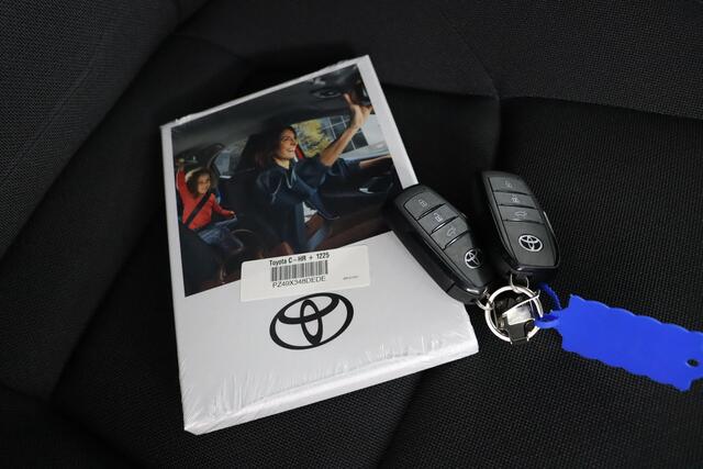 Toyota C-HR First Edition 77 kWh | Apple Carplay/Android Auto | Parkeersensoren | Stoel/stuurverwarming | Elektrische Achterklep | 20 inch Velgen |