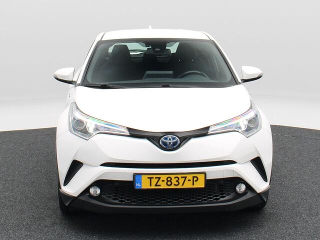 Toyota C-HR 1.8 Hybrid Active 122 Pk | Stoelverwarming | Adaptive Cruise | Camera | Trekhaak | Navigatie | 17 Inch | 133.501 Km !!