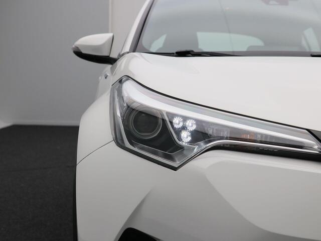 Toyota C-HR 1.8 Hybrid Active 122 Pk | Stoelverwarming | Adaptive Cruise | Camera | Trekhaak | Navigatie | 17 Inch | 133.501 Km !!