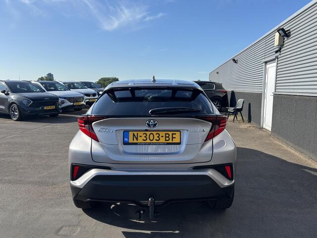 Toyota C-HR 1.8 Hybrid Style Trekhaak, Navigatie, Dodehoekdetectie, Stoelverwarming, LMV, Parkeersensoren voor + achter, Smart Key, Nieuw geleverd en dealeronderhouden