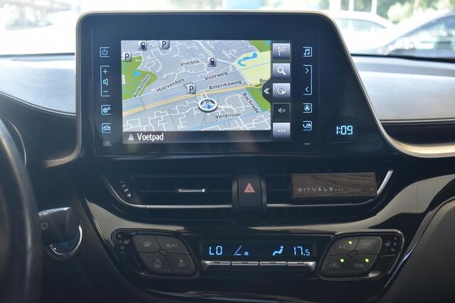 Toyota C-HR 1.8 Hybrid Dynamic 1e Eigenaar | 100% Dealer onderhouden | JBL | Luxe Lederen Bekleding | Treeplanken | BSM | Navigatie | Camera | 12 mnd BOVAG garantie | Whatsapp 06-53188999