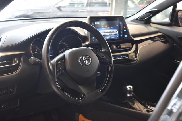 Toyota C-HR 1.8 Hybrid Dynamic 1e Eigenaar | 100% Dealer onderhouden | JBL | Luxe Lederen Bekleding | Treeplanken | BSM | Navigatie | Camera | 12 mnd BOVAG garantie | Whatsapp 06-53188999