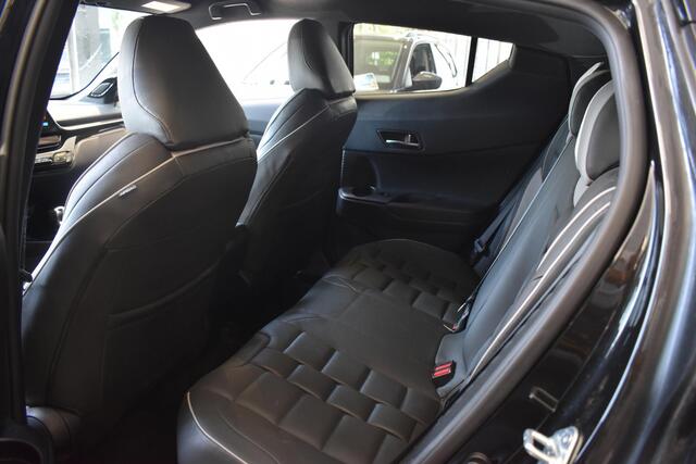 Toyota C-HR 1.8 Hybrid Dynamic 1e Eigenaar | 100% Dealer onderhouden | JBL | Luxe Lederen Bekleding | Treeplanken | BSM | Navigatie | Camera | 12 mnd BOVAG garantie | Whatsapp 06-53188999
