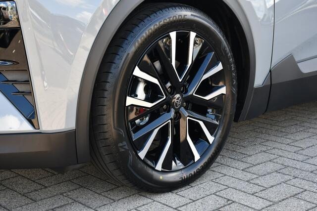 Toyota C-HR First Edition 77 kWh Automaat 224pk | Lichtmetalen velgen multi-spaaks 20" | Voorstoelen verwarmd | Achteruitrijcamera |