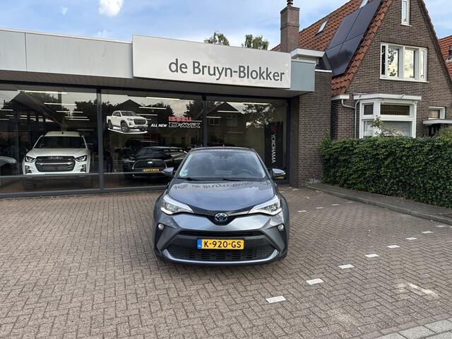 Toyota C-HR 2.0 Hybrid Dynamic parkeercamera, climate- en cruise control, afneembare trekhaak, origineel Nederlandse auto, 2e eigenaar, dealeronderhouden, parkeersensoren voor en achter, Apple Carplay, Android Auto, Toyota 10 jaar garantie programma, Toyota pechhulp
