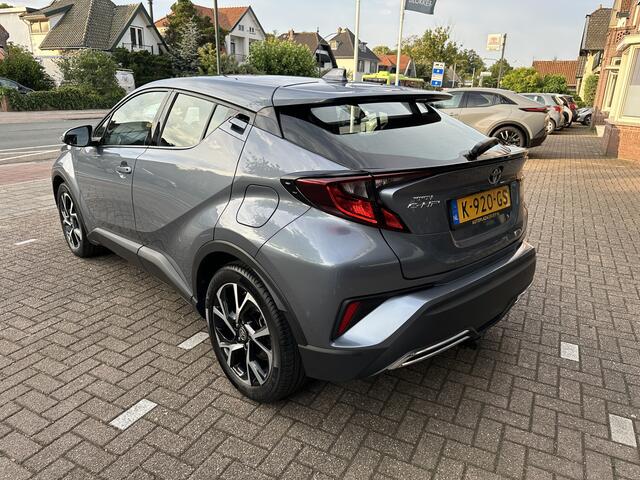 Toyota C-HR 2.0 Hybrid Dynamic parkeercamera, climate- en cruise control, afneembare trekhaak, origineel Nederlandse auto, 2e eigenaar, dealeronderhouden, parkeersensoren voor en achter, Apple Carplay, Android Auto, Toyota 10 jaar garantie programma, Toyota pechhulp