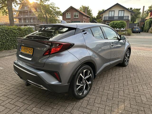 Toyota C-HR 2.0 Hybrid Dynamic parkeercamera, climate- en cruise control, afneembare trekhaak, origineel Nederlandse auto, 2e eigenaar, dealeronderhouden, parkeersensoren voor en achter, Apple Carplay, Android Auto, Toyota 10 jaar garantie programma, Toyota pechhulp