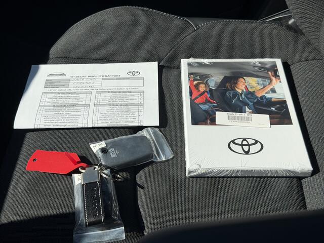 Toyota C-HR First Edition 77 kWh 20 inch lichtmetalen velgen, Dodehoekdetectie, Elektrisch bedienbare achterklep