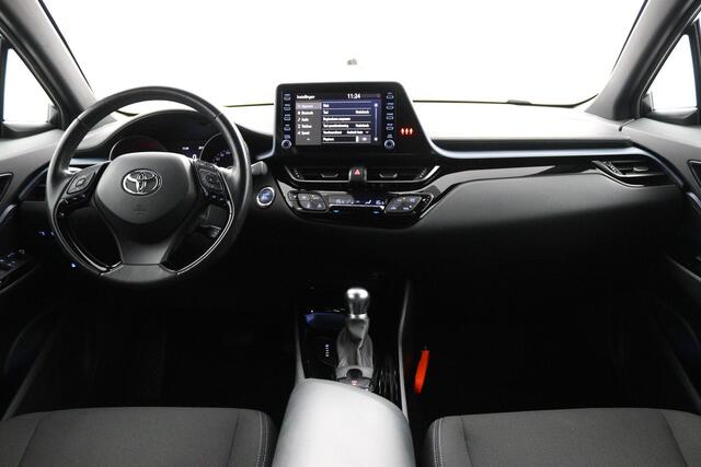 Toyota C-HR 1.8 Hybrid Dynamic Plus | Parkeersensoren V+A | Stoel & Stuurverwarming | Parkeercamera | Automatisch inparkeren | Trekhaak |