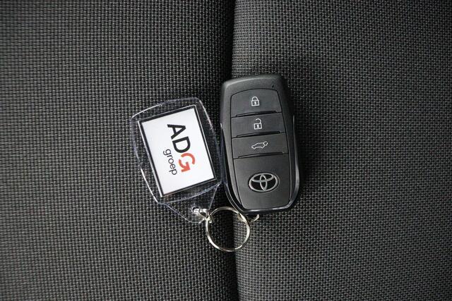 Toyota C-HR First Edition 77 kWh | 607 km WLTP rijbereik | Apple Carplay/Android Auto | dodehoek detectie | Navigatie |