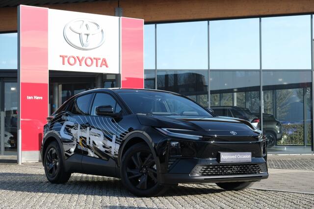 Toyota C-HR First Edition 77 kWh | Warmtepomp | Apple Carplay & Android Auto | Achterklep, elektrisch bedienbaar | Privacy Glass op achterruit | Trekhaakvoorbereiding | Buitenspiegels, automatisch in
