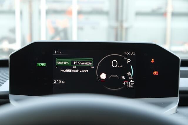 Toyota C-HR First Edition 77 kWh | Warmtepomp | Apple Carplay & Android Auto | Achterklep, elektrisch bedienbaar | Privacy Glass op achterruit | Trekhaakvoorbereiding | Buitenspiegels, automatisch in