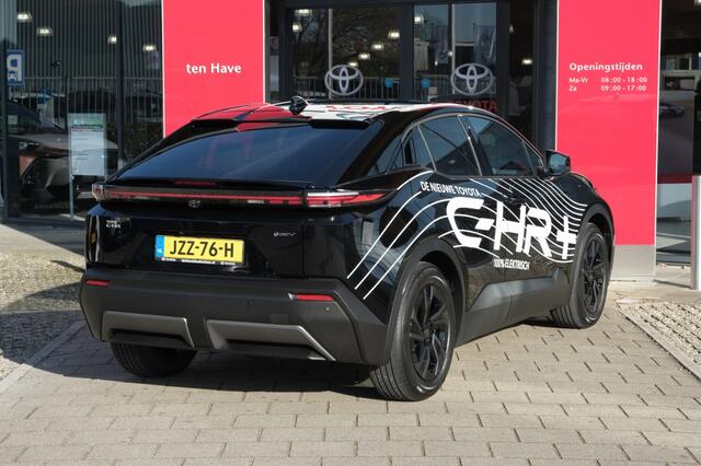 Toyota C-HR First Edition 77 kWh | Warmtepomp | Apple Carplay & Android Auto | Achterklep, elektrisch bedienbaar | Privacy Glass op achterruit | Trekhaakvoorbereiding | Buitenspiegels, automatisch in