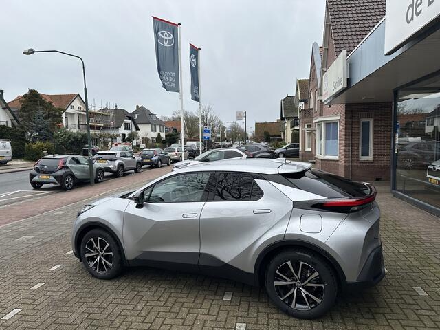 Toyota C-HR 2.0 Plug-in Hybrid 220 Dynamic dodehoekdetectie / stoelverwarming / stuurwielverwarming / parkeersensoren voor + achter / Navigatie / Apple Carplay / Android Auto / parkeercamera / 10 jaar Toyota garantie / rijklaarprijs incl. Toyota Pechhulppas