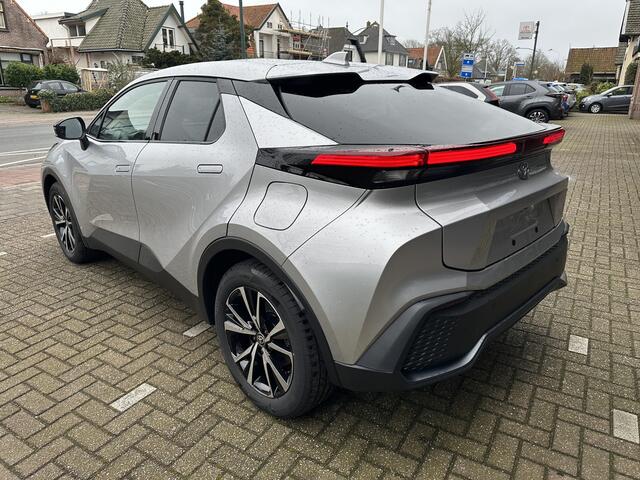 Toyota C-HR 2.0 Plug-in Hybrid 220 Dynamic dodehoekdetectie / stoelverwarming / stuurwielverwarming / parkeersensoren voor + achter / Navigatie / Apple Carplay / Android Auto / parkeercamera / 10 jaar Toyota garantie / rijklaarprijs incl. Toyota Pechhulppas