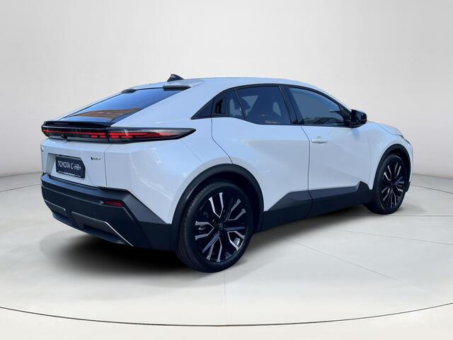 Toyota C-HR First Edition 77 kWh | Platinum pearl white | 20 inch LM-velgen | Nieuw uit voorraad leverbaar |