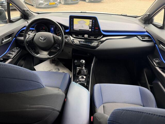 Toyota C-HR 1.2 Bi-Tone Plus DODEHOEK DETECTIE | LANE ASSISTENT | JBL AUDIOSYSTEM | DEALER ONDERHOUDEN | LED PAKKET | NAVIGATIE | DAB RADIO | CRUISECONTROL| PARKEERSENSOREN | STOELVERWARMING |