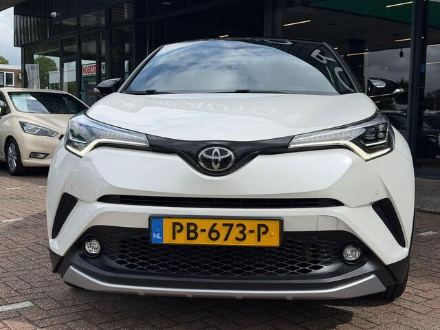 Toyota C-HR 1.2 Bi-Tone Plus DODEHOEK DETECTIE | LANE ASSISTENT | JBL AUDIOSYSTEM | DEALER ONDERHOUDEN | LED PAKKET | NAVIGATIE | DAB RADIO | CRUISECONTROL| PARKEERSENSOREN | STOELVERWARMING |