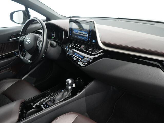 Toyota C-HR 1.8 Hybrid Executive | Trekhaak | Camera | Cruise | Stoelverwarming | Navi |