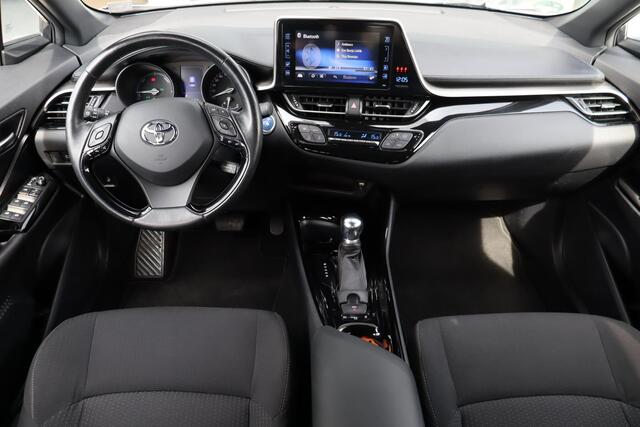 Toyota C-HR 1.8 Hybrid Executive Limited BSM, Stoelverwarming, Trekhaak, Stuurverwarming, Parkeersensoren.