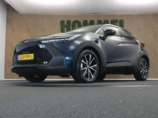 Toyota C-HR 1.8 Hybrid 140 First Edition - ORIGINEEL NEDERLANDSE AUTO - AFKOMSTIG VAN 1E EIGENAAR - ELEKTRISCHE ACHTERKLEP - 18 INCH LICHT METALEN VELGEN - PARKEERASSISTENT - PARKEERSENSOREN VOOR/ ACHTER - NAVIGATIE - DRAADLOZE TELEFOONLADER - APPLE CARPLAY/ ANDROID AUTO - ELEKTRISCH INKLAPBARE BUITENSPIEGELS